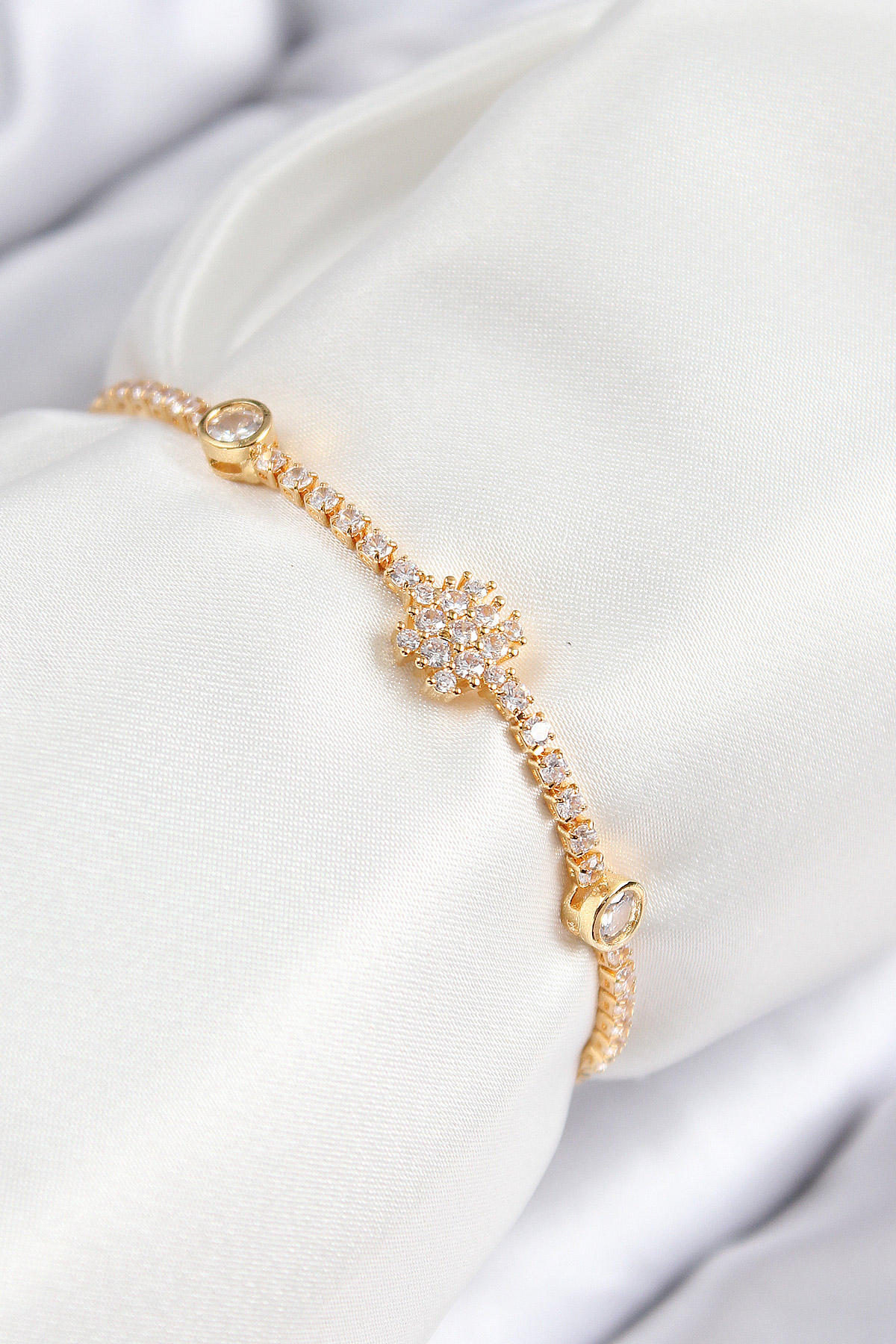 Kar Tanesi Model Zirkon Taşlı Gold Renk Asansörlü Kadın Bileklik