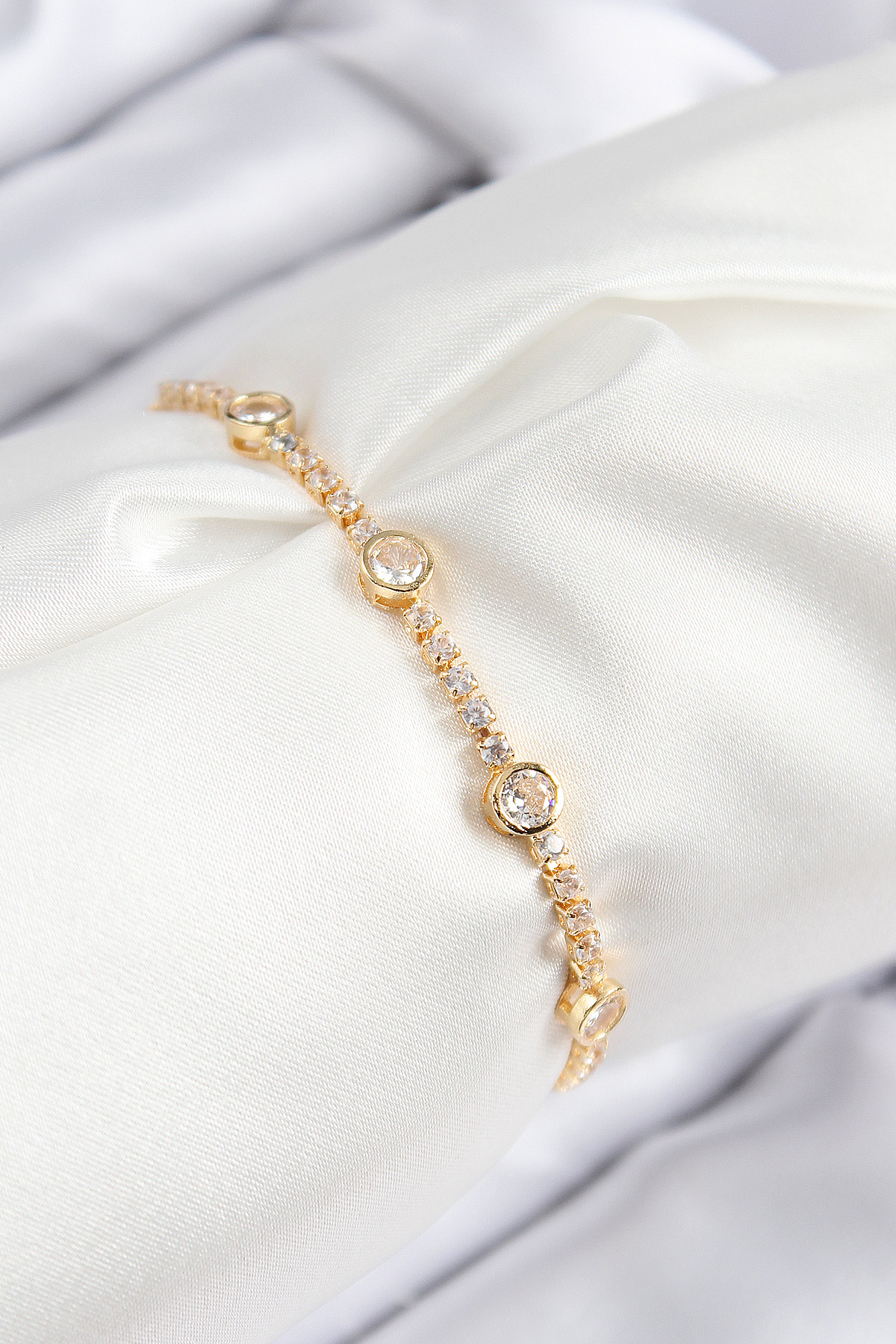 Zirkon Taşlı Daire Model Gold Kadın Bileklik Asansörlü