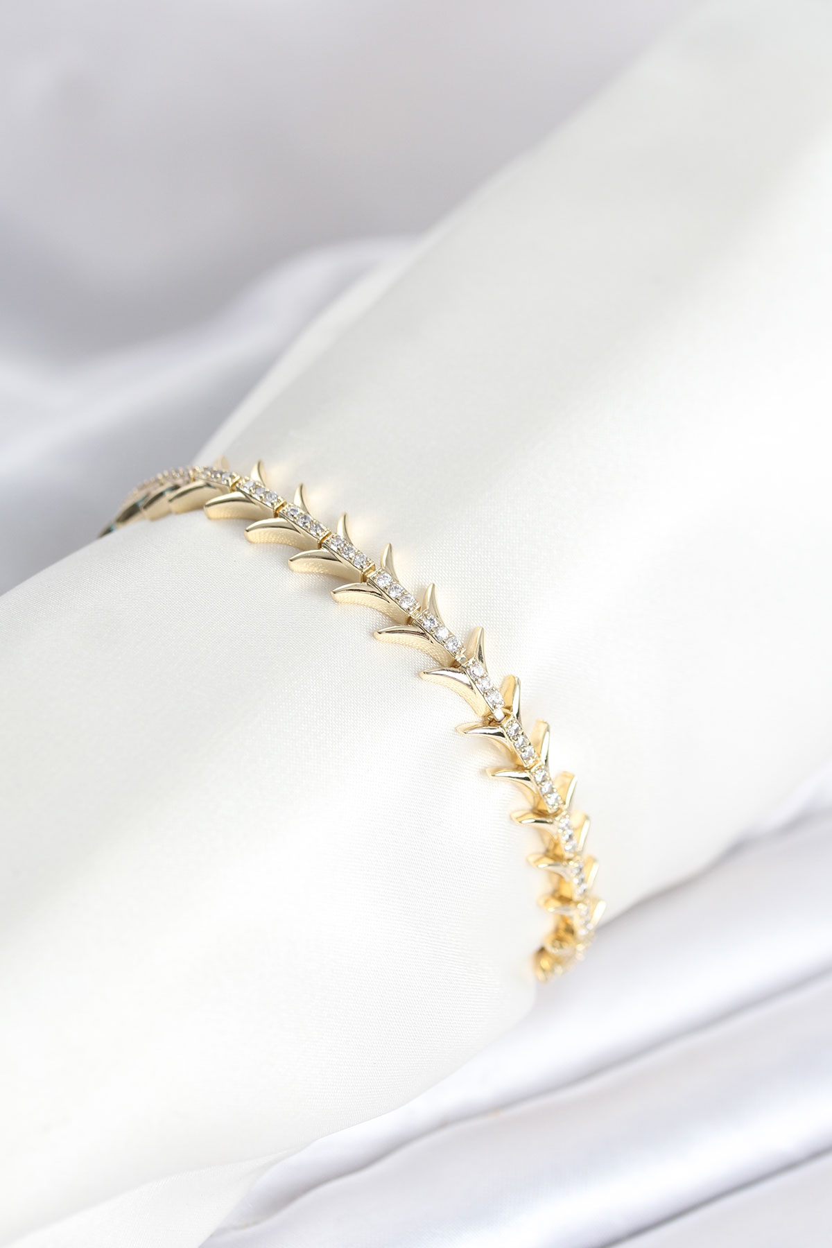 Balık Sırtı Model Zirkon Taşlı Gold Renk Bileklik