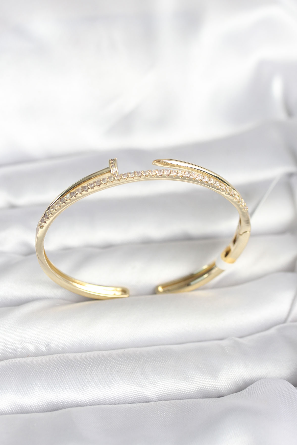 Gold Renk Zirkon Taşlı Çivi Model Kadın Kelepçe Bileklik