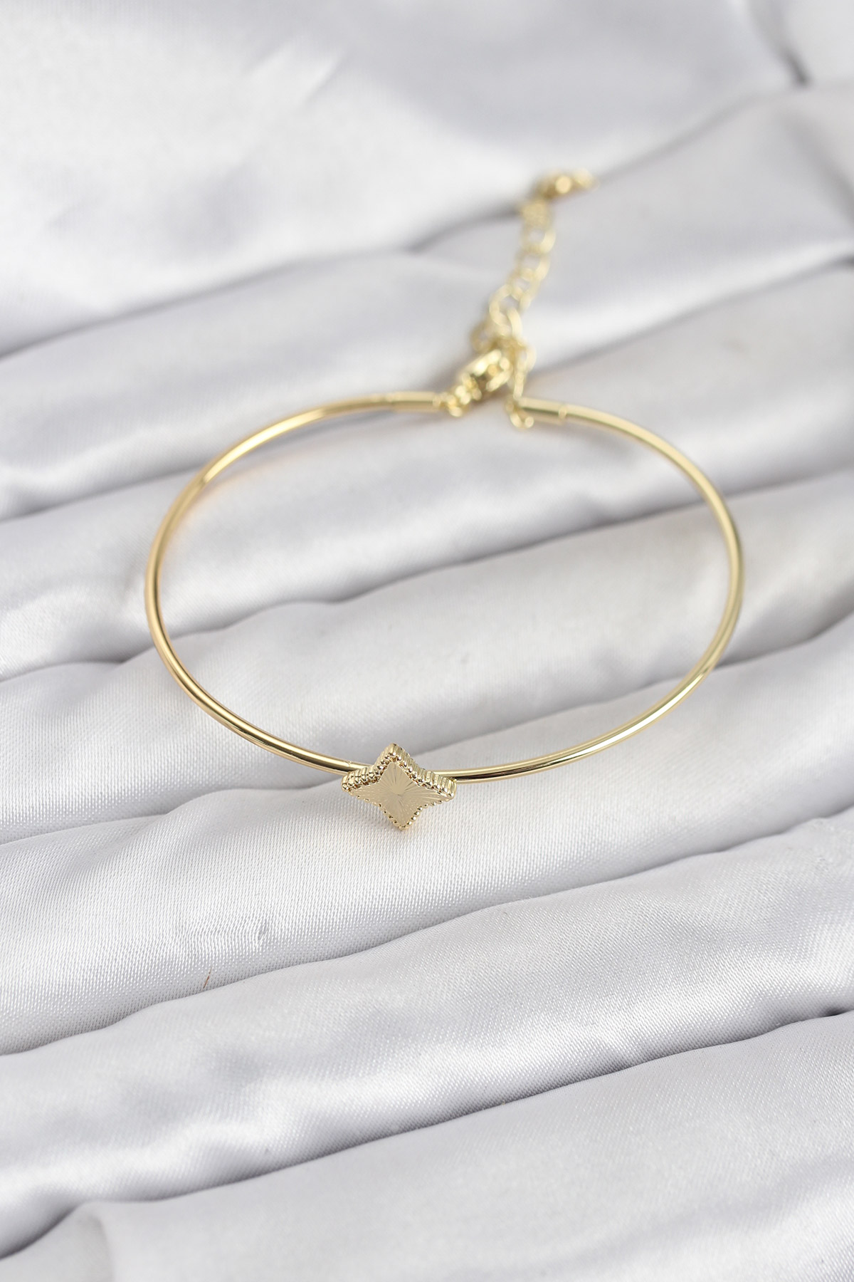 Kadın Bileklik Gold Kaplama Köşeli Yonca Model Pirinç