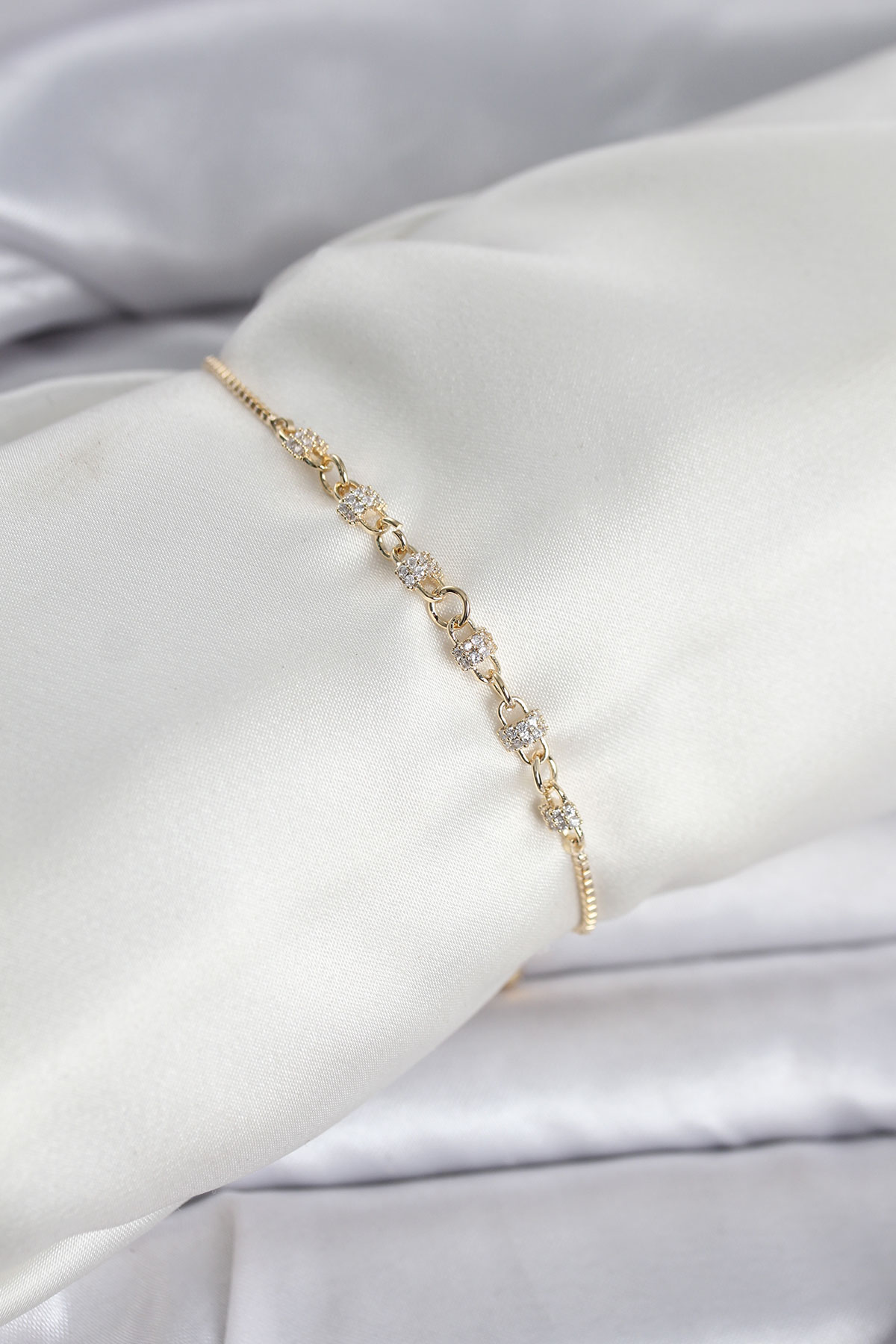 Zincir Model Zirkon Taşlı Asansörlü Kadın Bileklik Gold