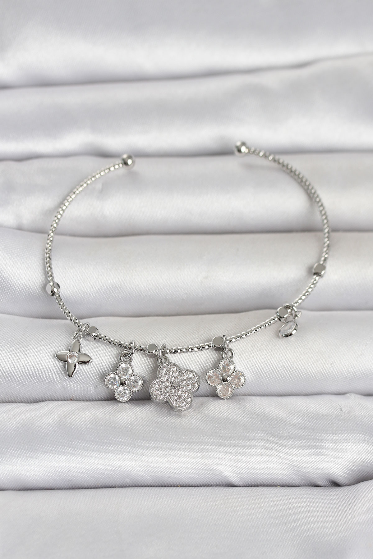 Gümüş Kaplama Yonca Charmli Zirkon Taşlı Kadın Bileklik