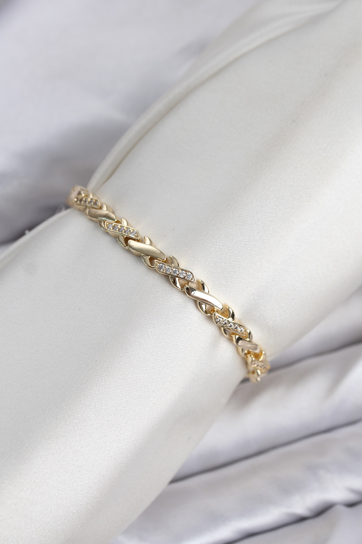 Çapraz Zincir Model Zirkon Taşlı Gold Kaplama Kadın Bileklik
