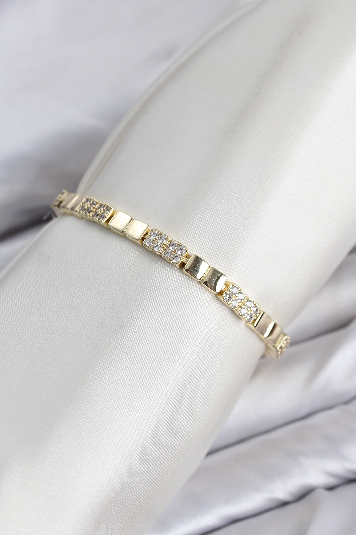 Kare Model Zirkon Taşlı Gold Renk Pirinç Kadın Bileklik