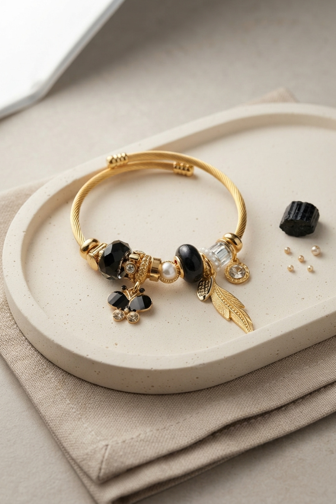 Kelebek Model Bileklik Altın Kaplama Zirkon Taşlı Siyah Charm